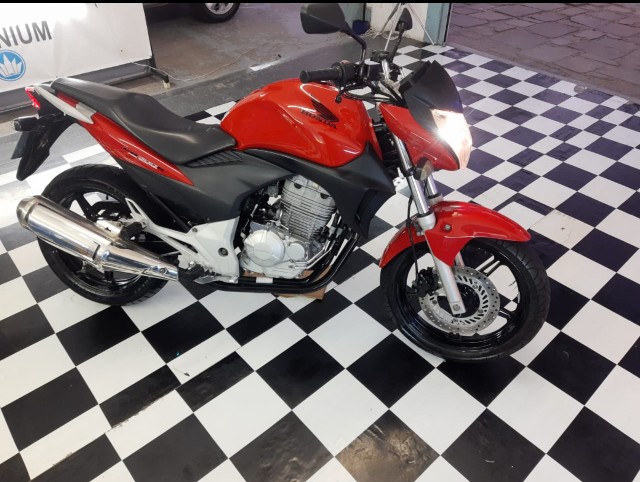 VENDO MOTO CB 300 2010