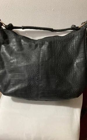 Vendo uma bolsa preta grande . 