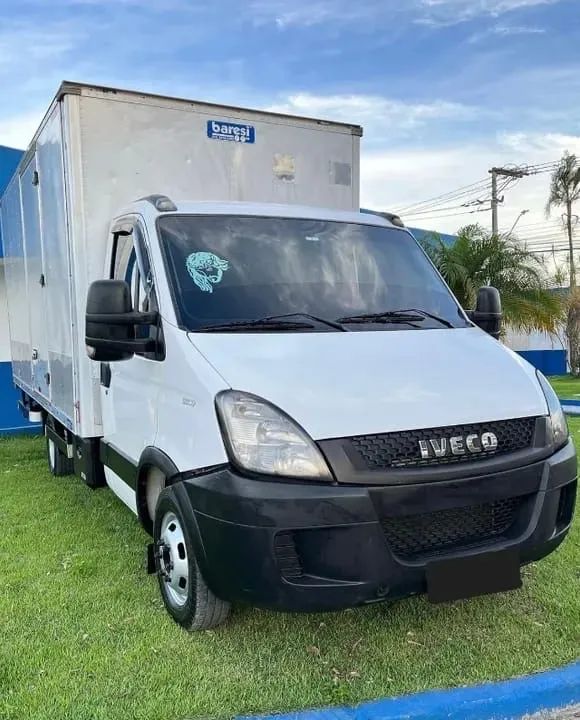 Iveco daily 55C17 baú 2013