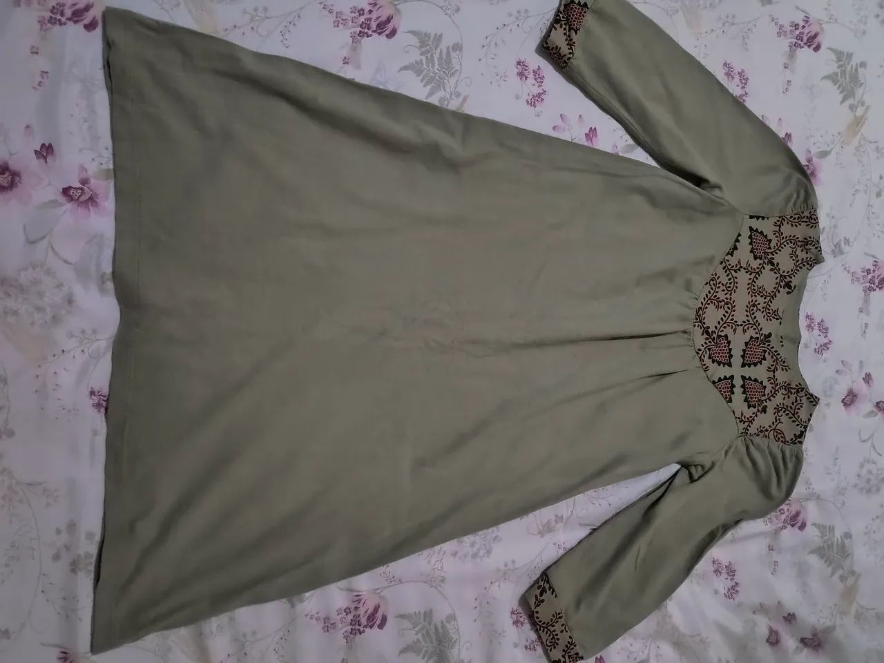 Vestido com detalhe estampado 
