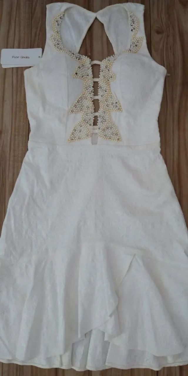 Vestido branco renda com detalhes em pérolas