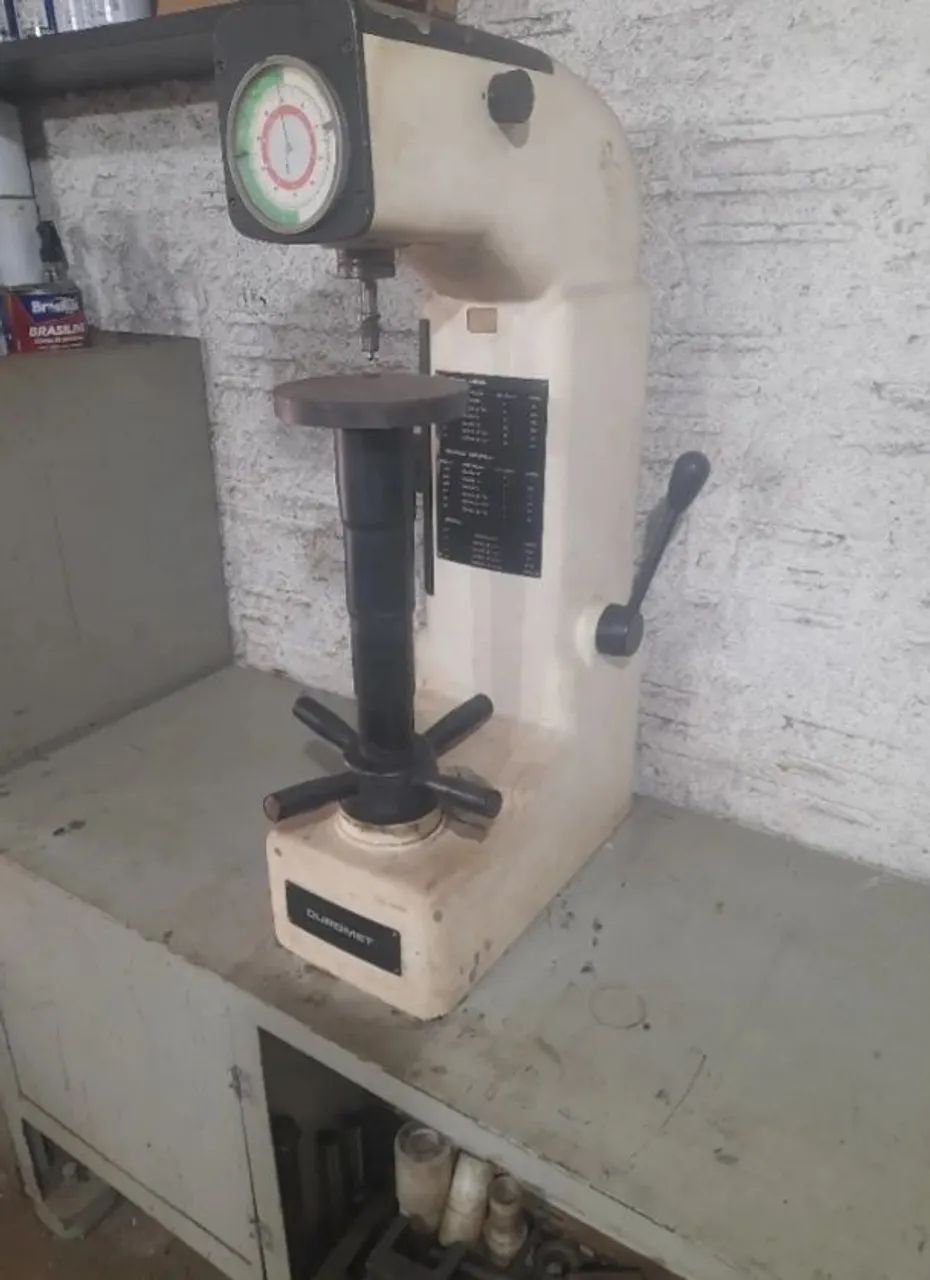 Durometro de bancada Duromet, com todas as ferramentas de medição (ACOMPANHA BANCADA AÇO)