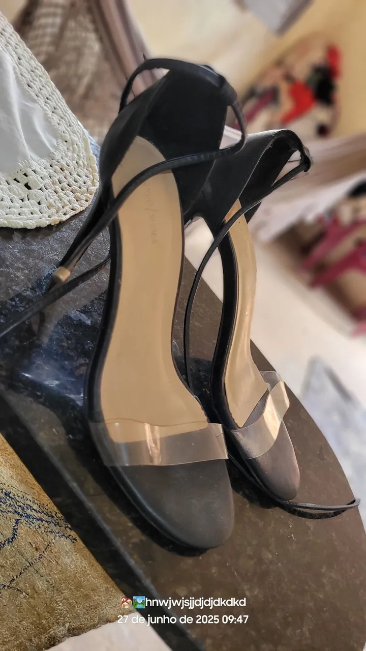 Sandália Salto Preto com Detalhe Transparente