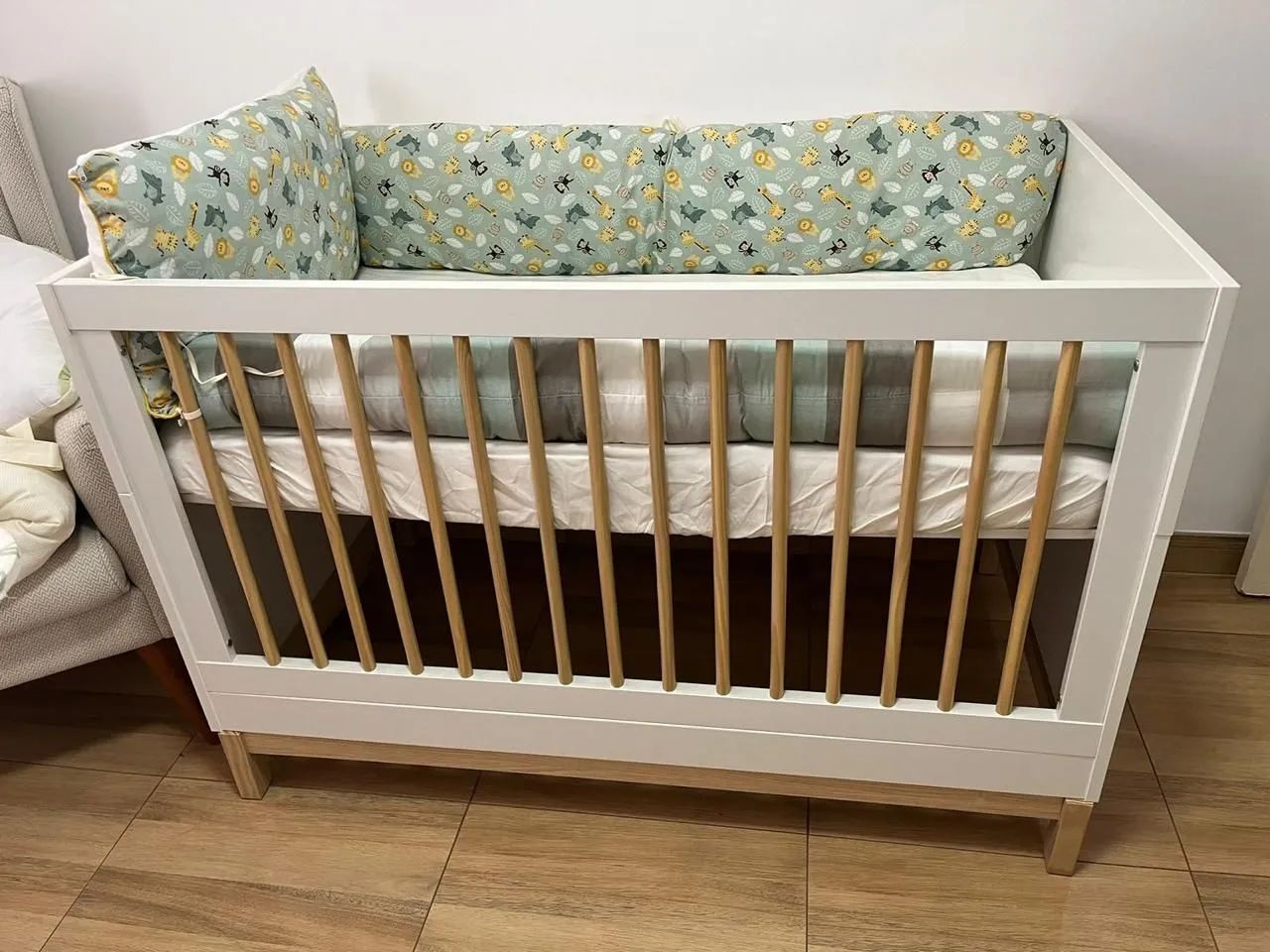 Berço Infantil Branco com Detalhes em Madeira