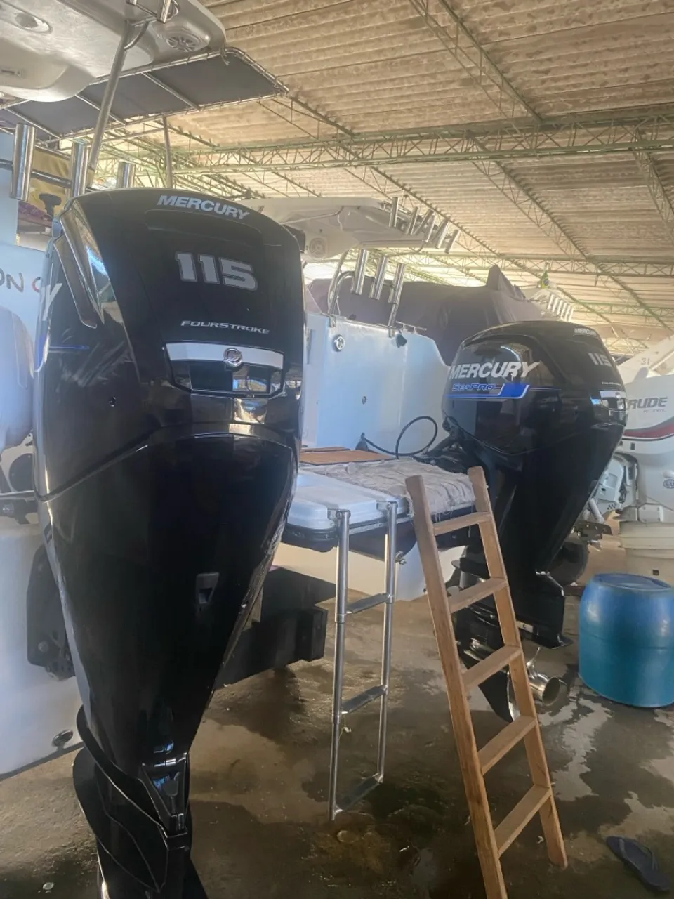 Parelha motores de popa Mercury seapro 115 hp, faturado em 12-2023, com 160 horas.