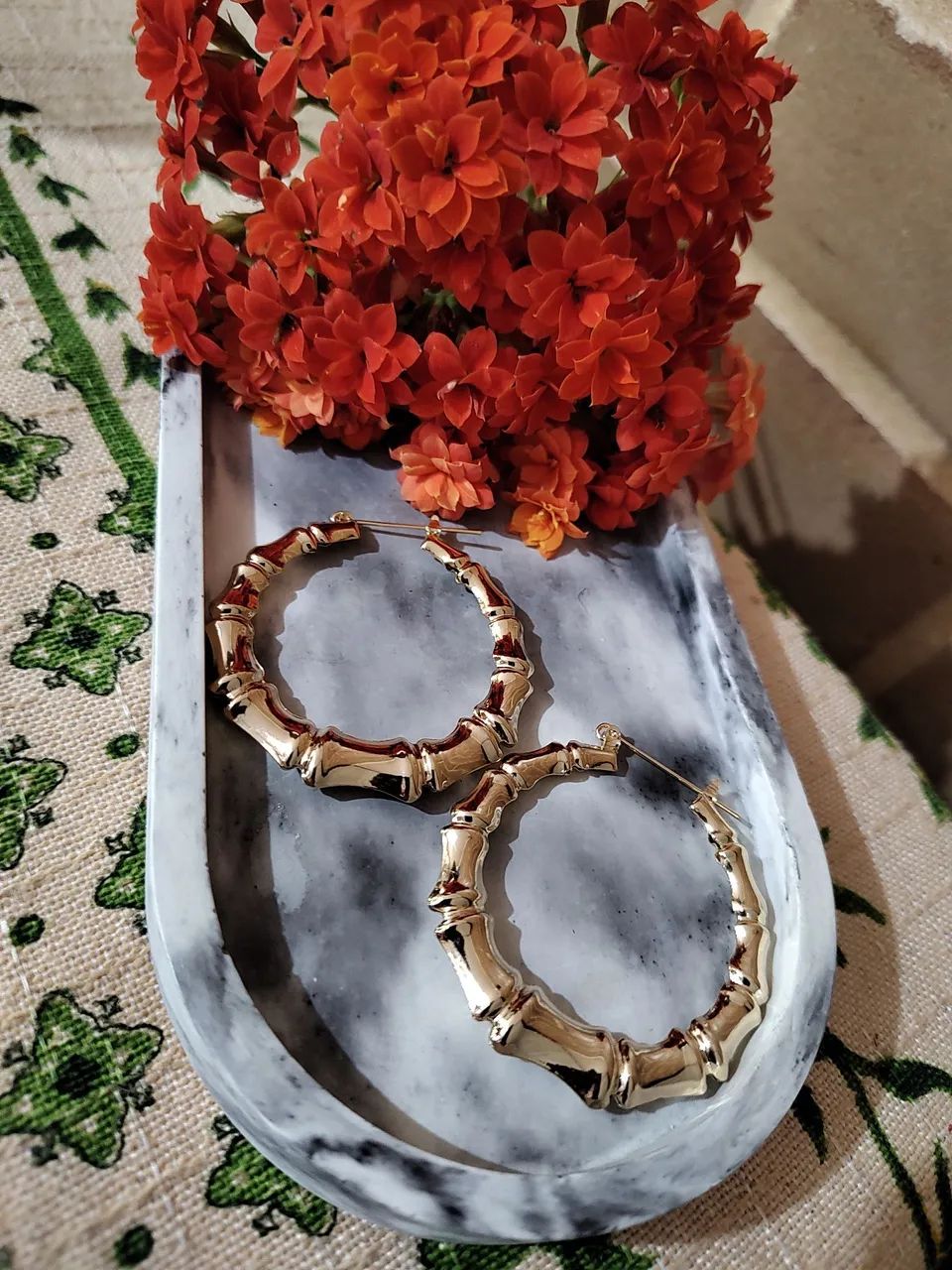 Brinco de Argola click designer bambu folheado em ouro 18k 