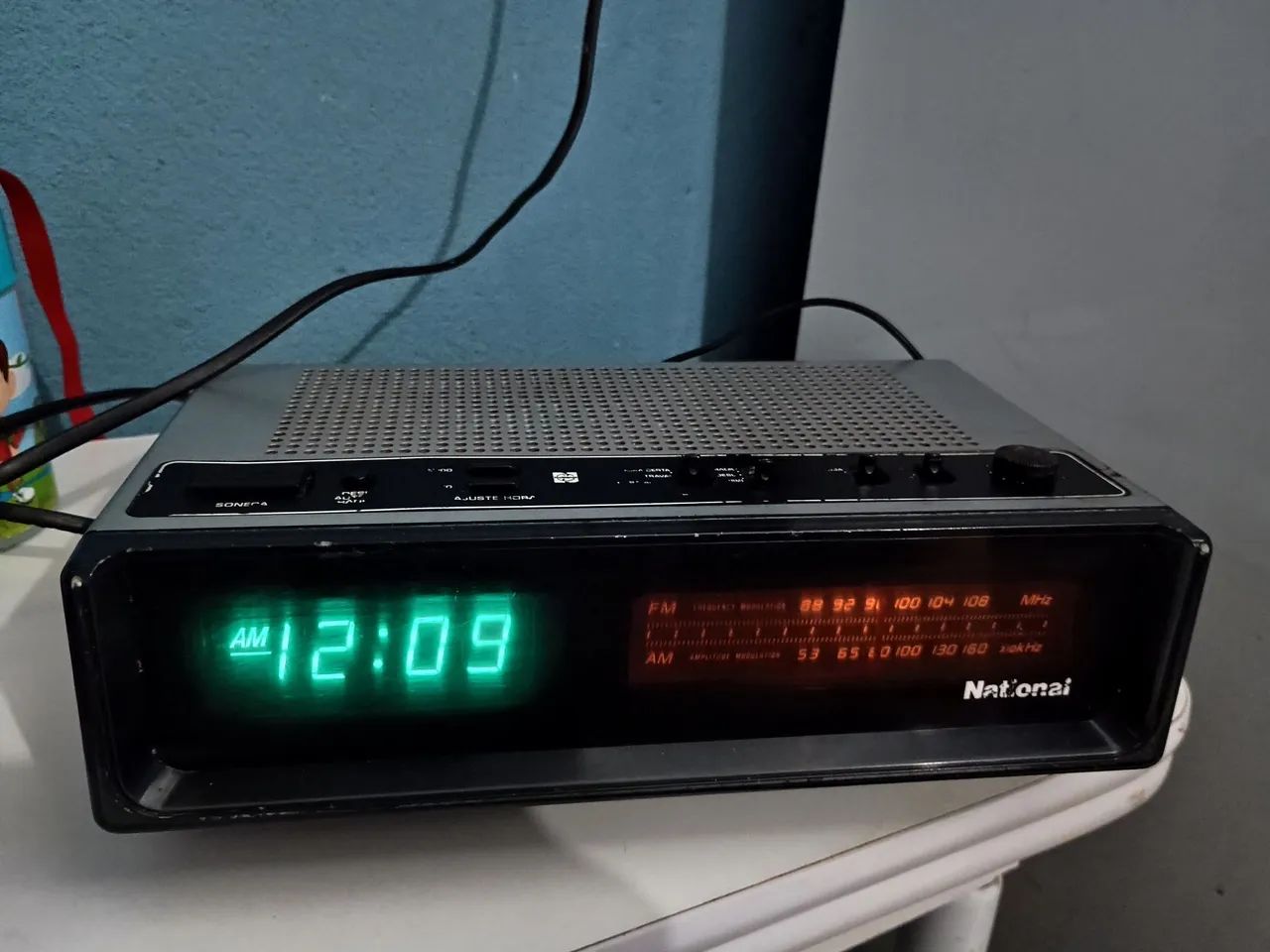 Rádio relógio antigo National.funcionando.