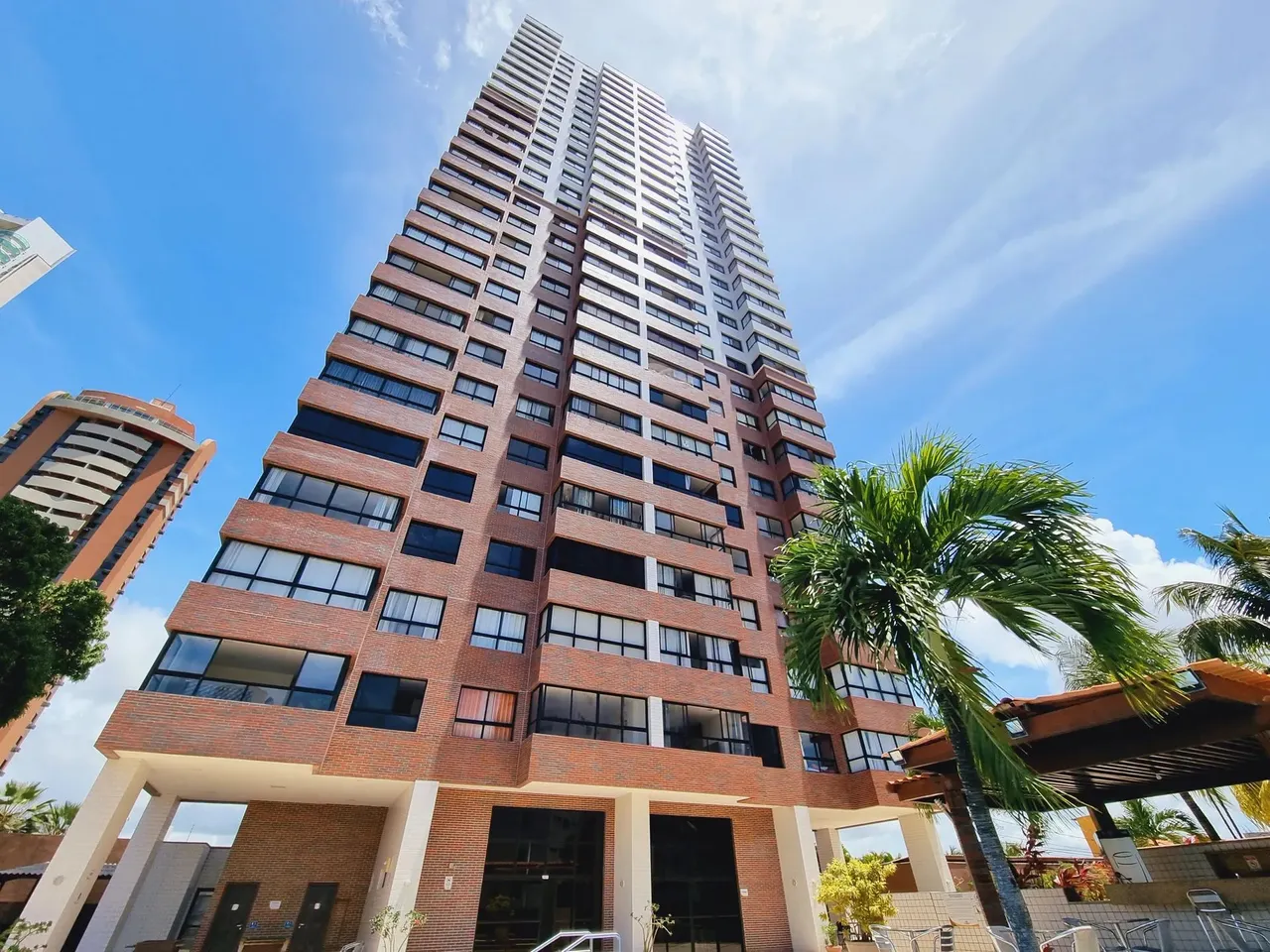 Belo apt. mobiliado no Ed. Studio da Praia em Ponta Negra, com 2 suítes