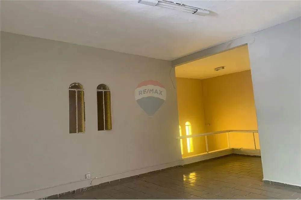 Bem-vindo à nossa casa comercial localizada no bairro de Setúbal!