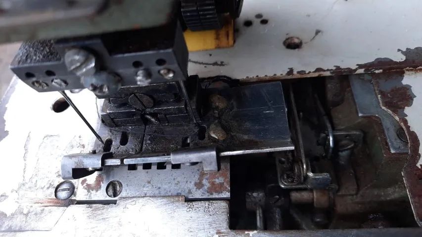 Máquina de Costura Industrial Kansai 4 Agulhas com mesa e motor precisa revisão basica - Foto 4
