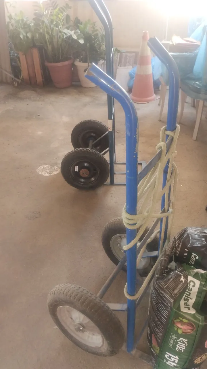 Carrinho de Mão Reforçado com Pneus