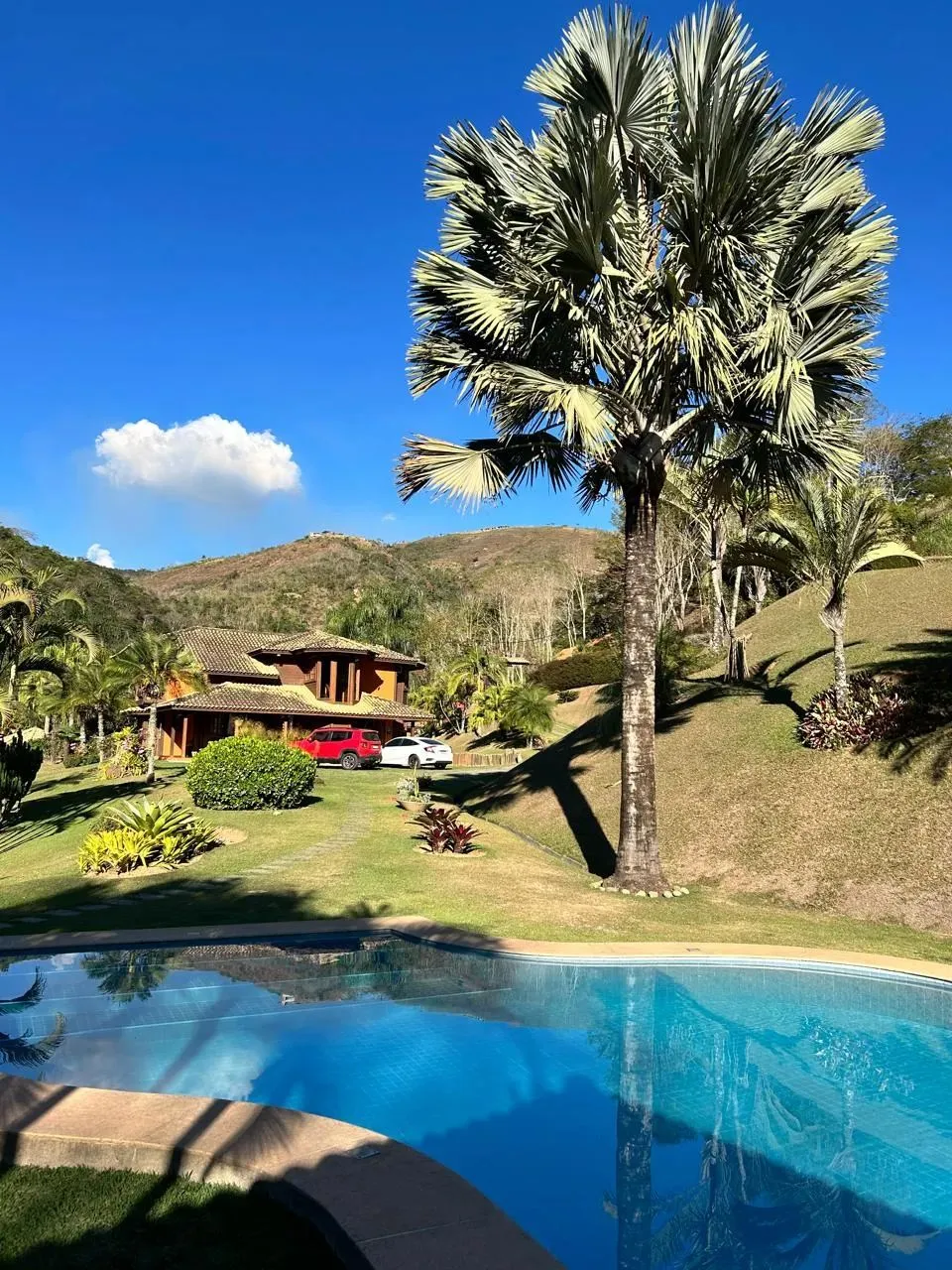 Sítio para alugar em Secretário! Casa confortável com terreno plano!