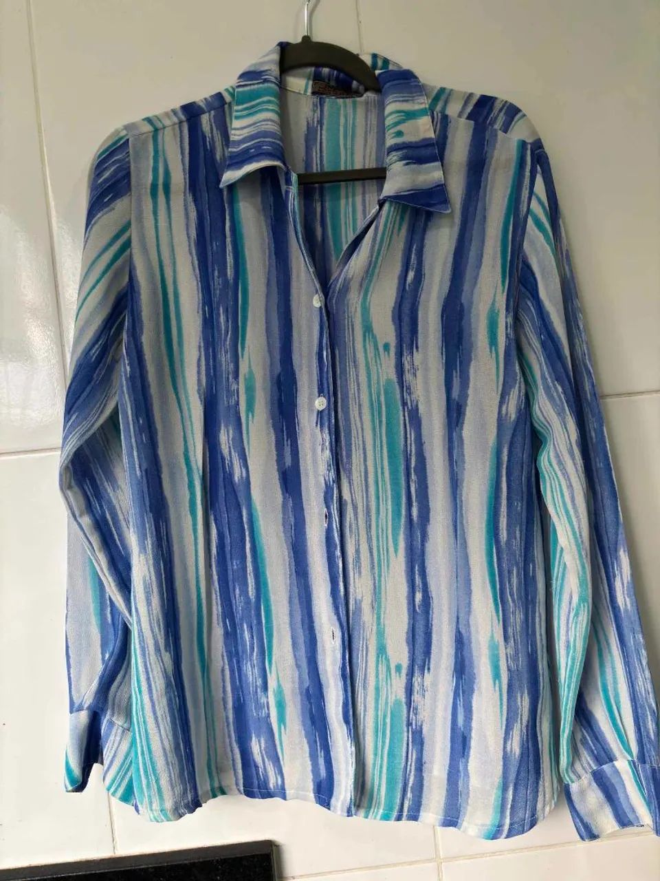 Camisa feminina estampada azul e branca