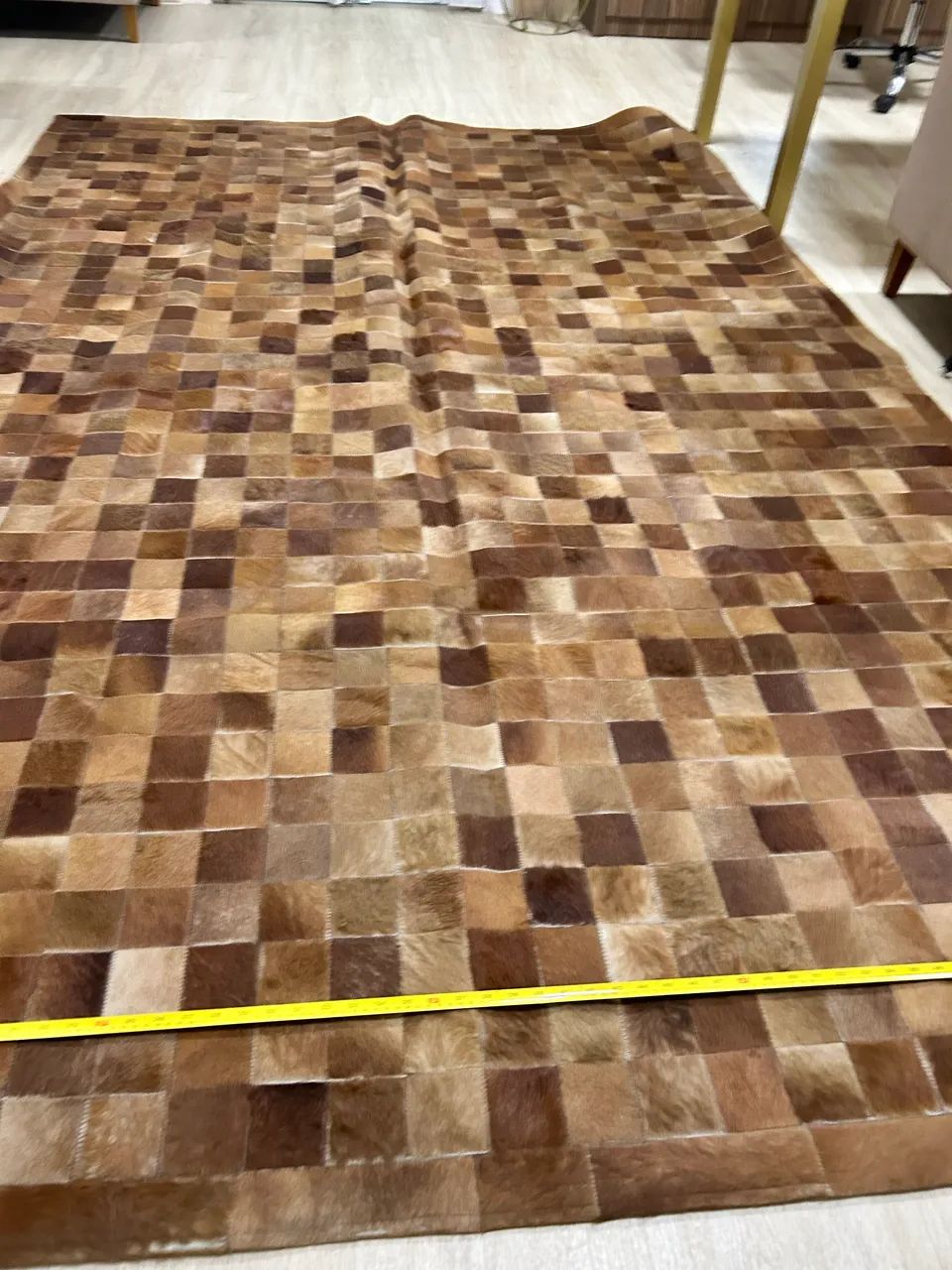 TAPETE COURO 2,00 X 3,00 COURO LEGÍTIMO MARROM BEGE E DOURADO - Foto 3