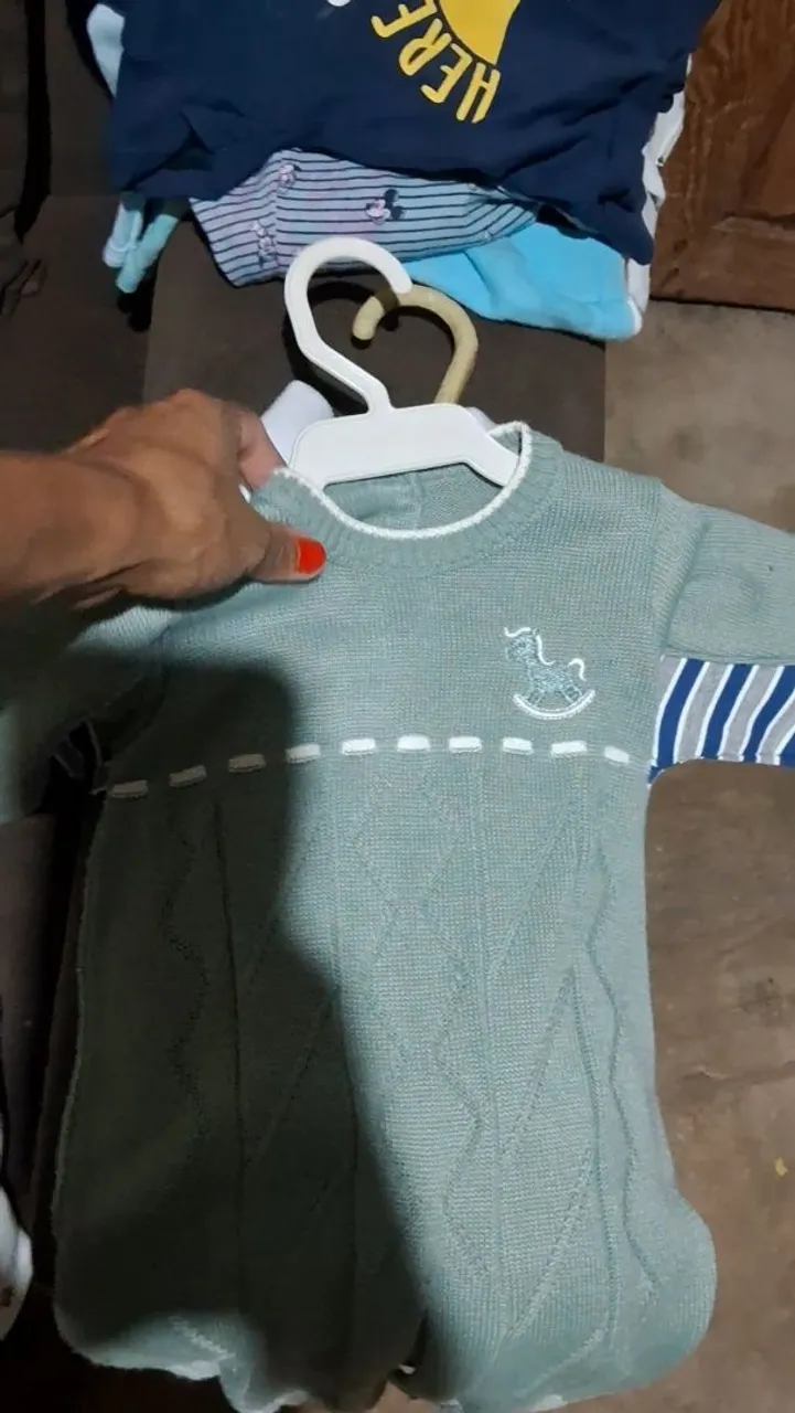 Lote de roupas de menino