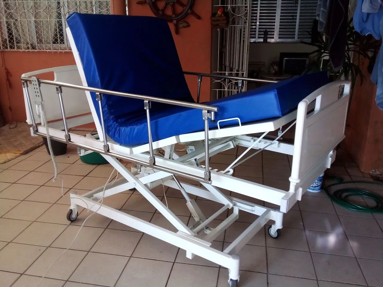 Cama hospitalar elétrica eleva a altura no controle do chão.  - Foto 3