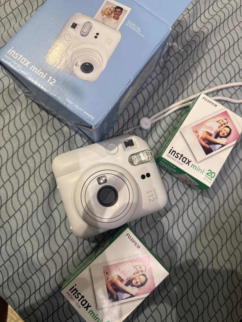 Câmera Instax Mini 12 Clay White + Filmes