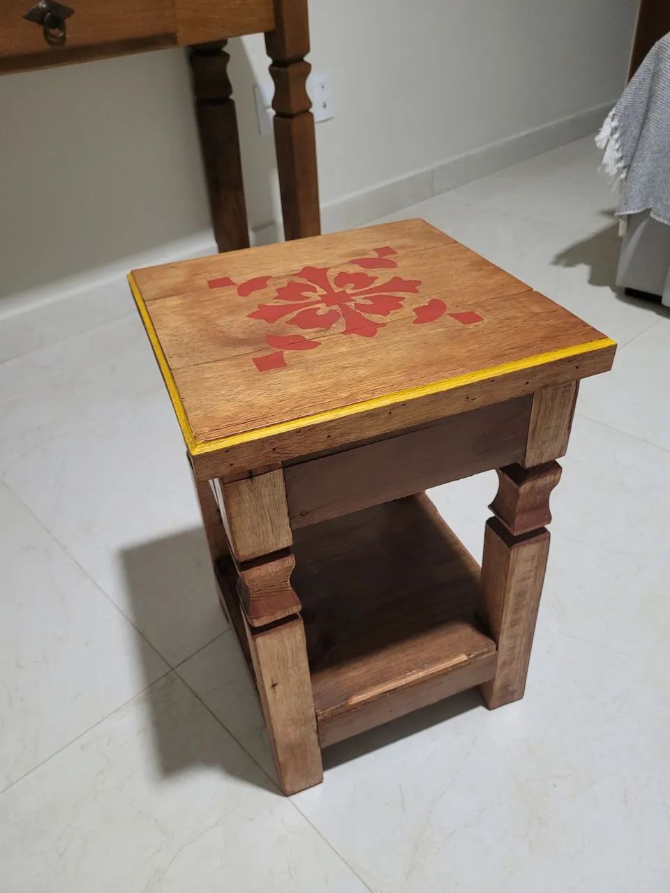 Mesa de Apoio Rústica em Madeira Maciça de Demolição