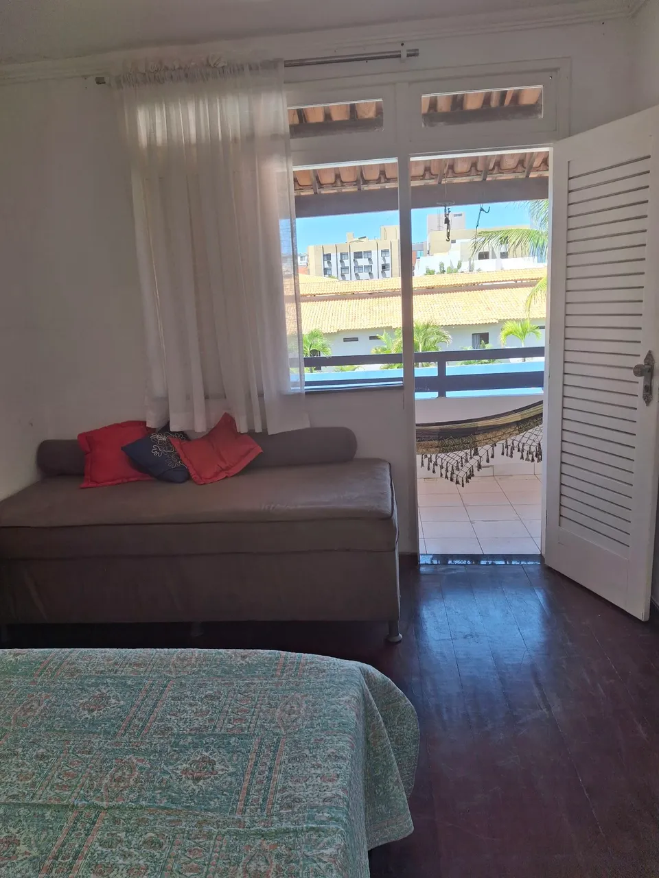Alugo quarto na Coroa do Meio