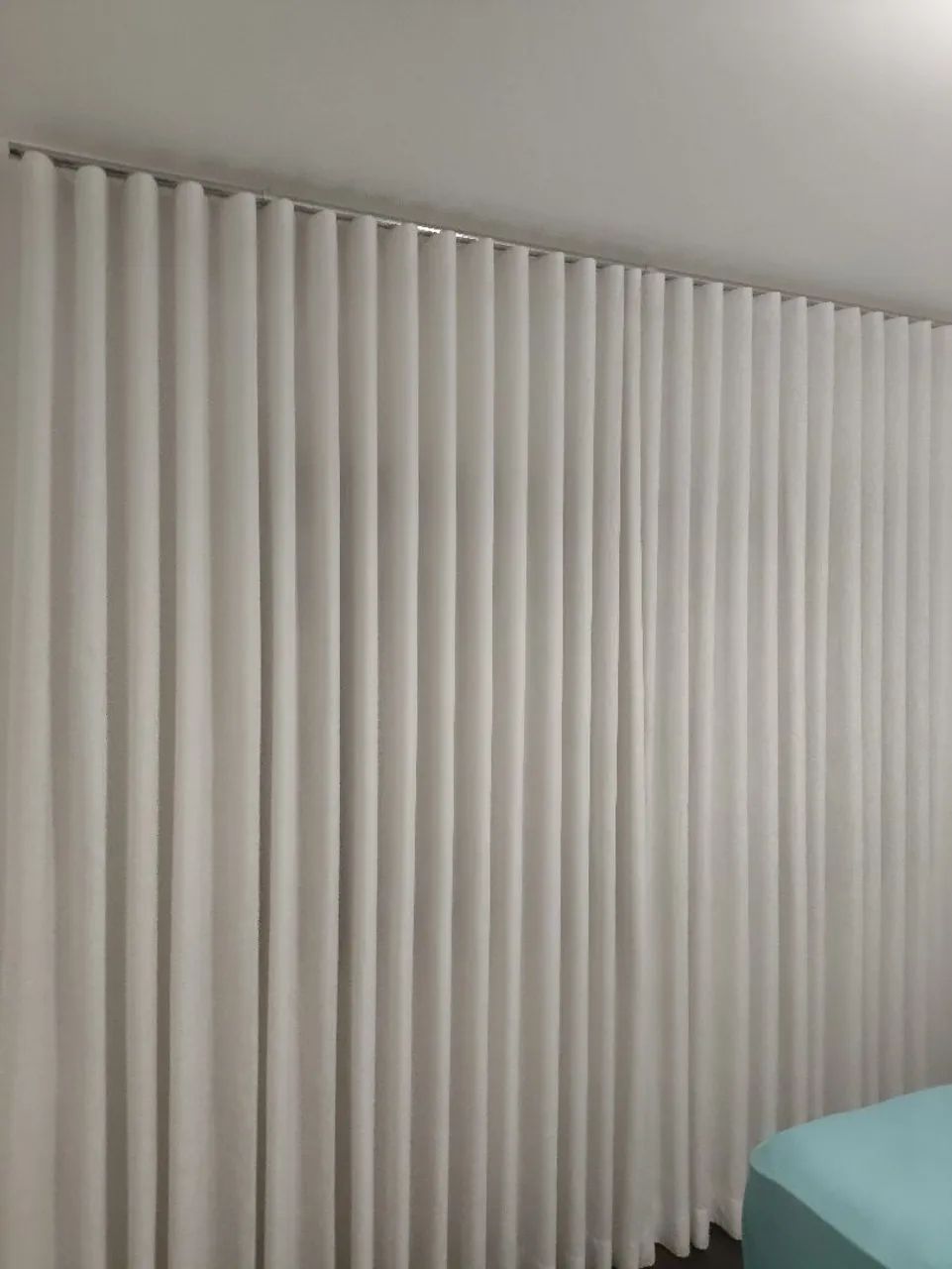 Cortinas de tecido branca com forro em linho e trilho suíço 