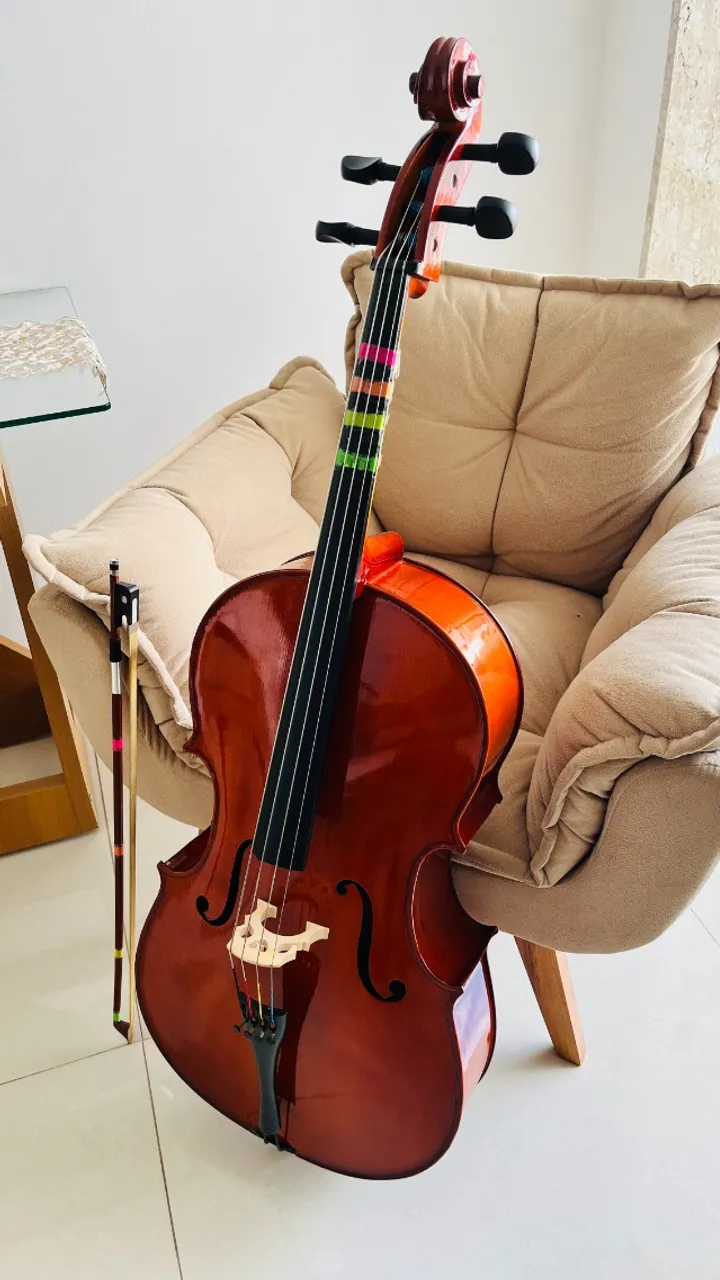 Violoncelo 3/4 marca Dominante, com capa, arco e estante de partitura