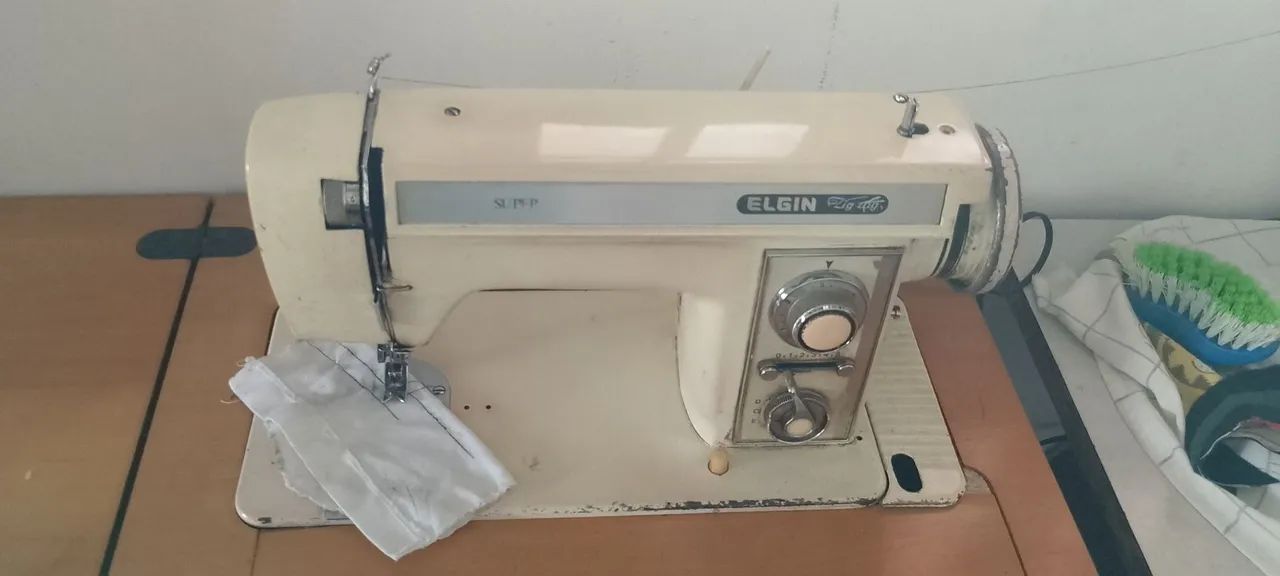 Máquina de costura Elgin Zig Zag usada