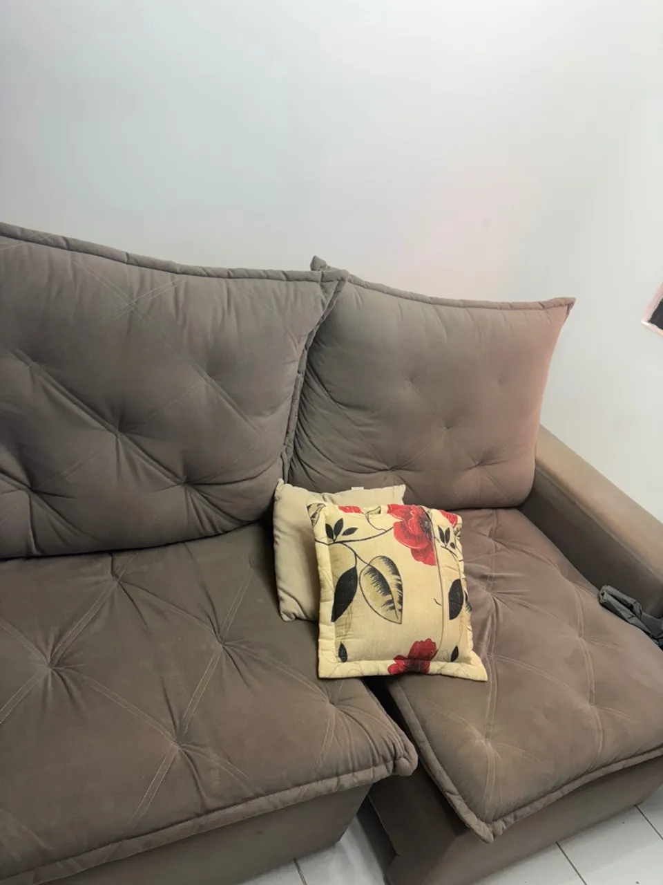 Sofá Confortável com Almofadas Decorativas