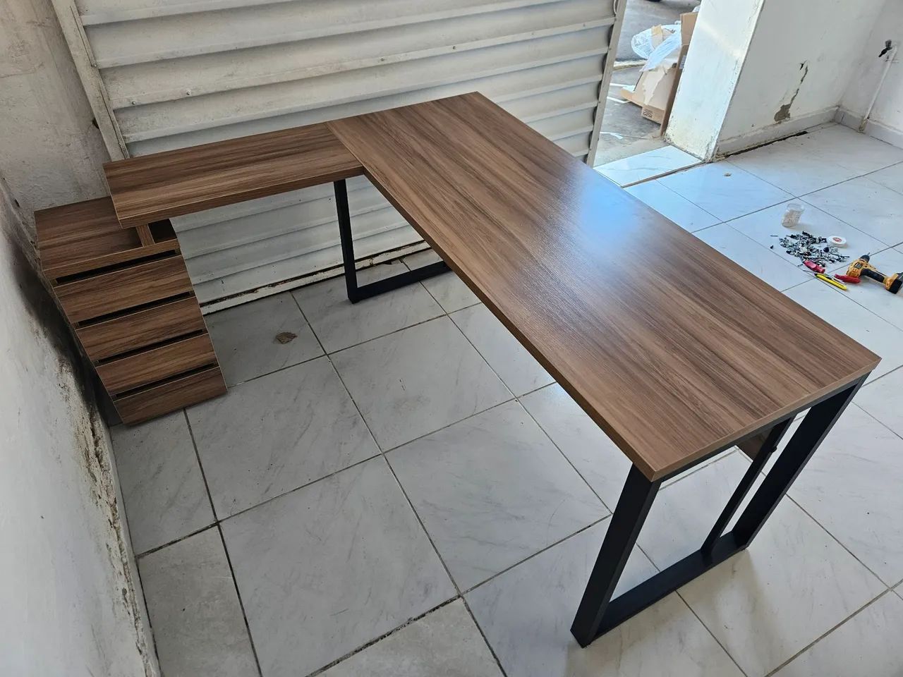 Mesa de Escritório em L com Gaveteiro Integrado - Foto 5