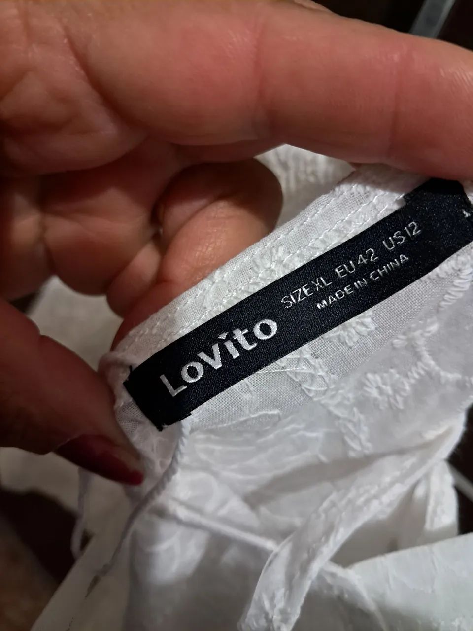 Blusa branca em less Lovito. - Foto 4