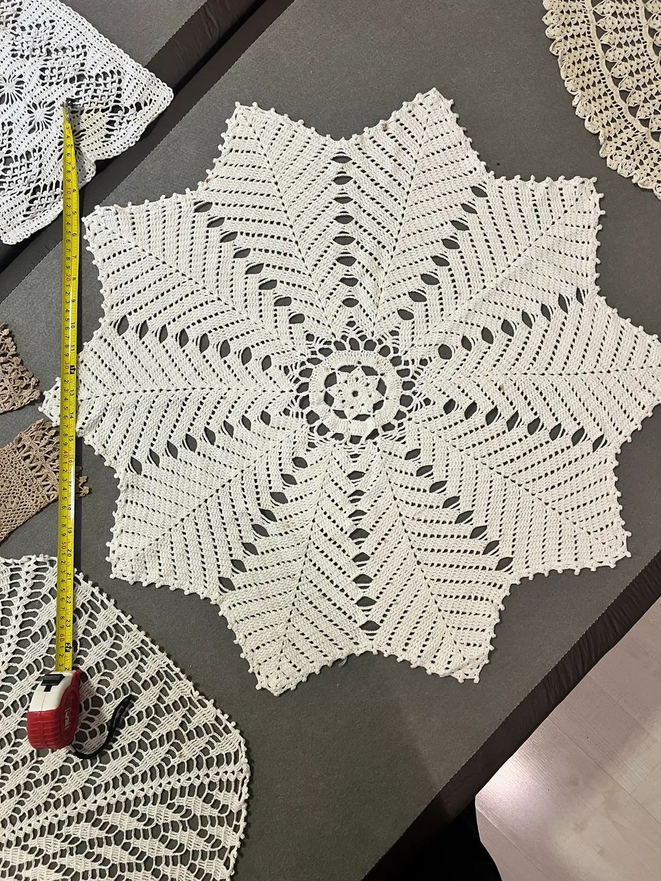 TOALHA BRANCA DE MESA EM CROCHE 65 cm
