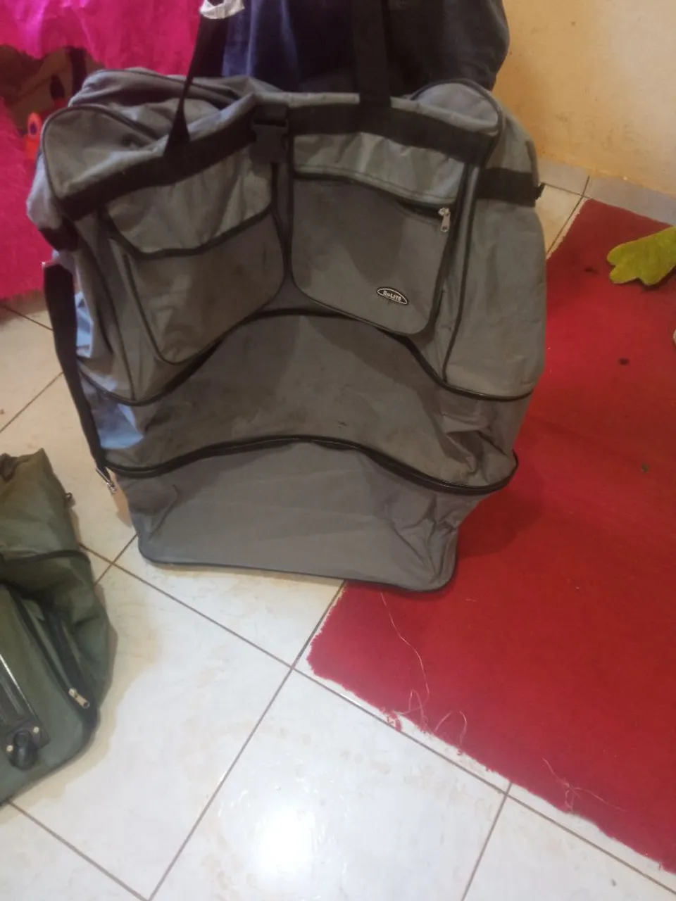 Mala de viagem grande cinza com vários compartimentos
