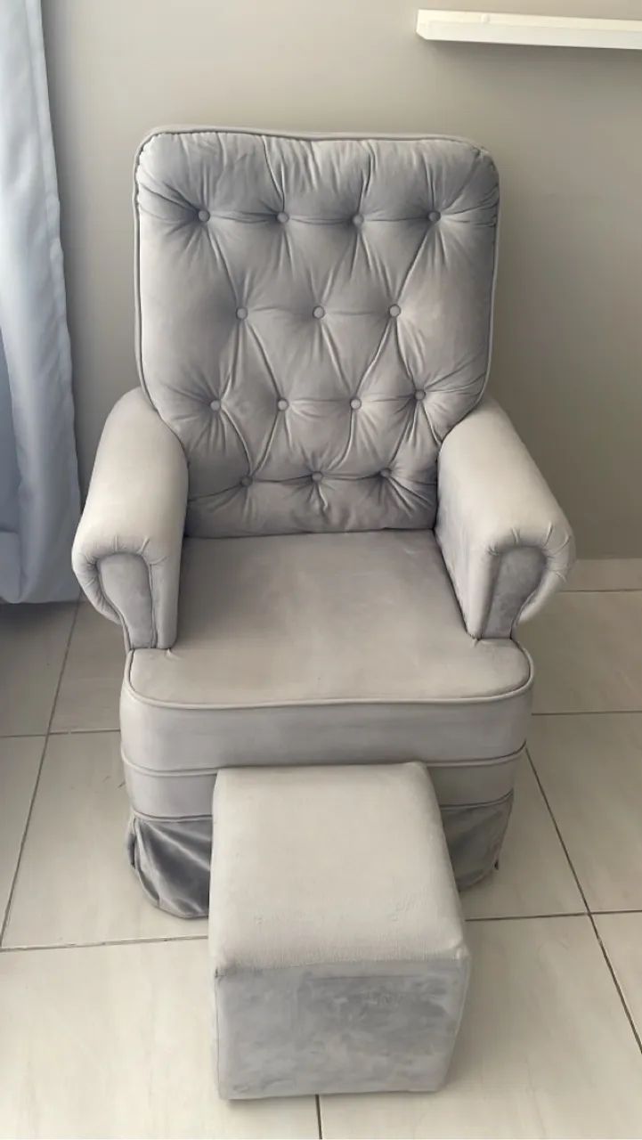 Poltrona de Amamentação com Puff