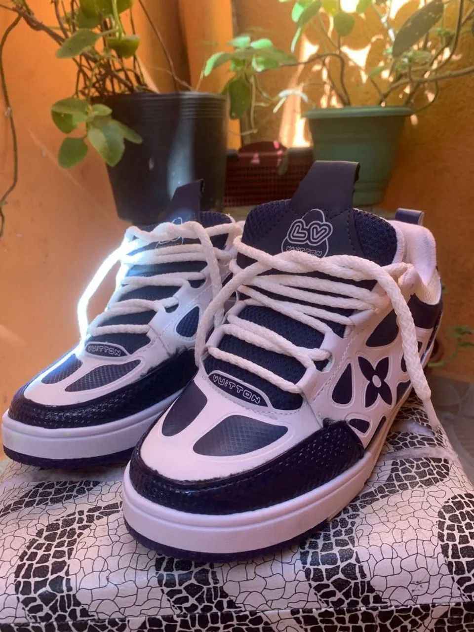Vendo tênis louis vuitton 
Tênis novo 
Numeração 42 
R$: 100 reias