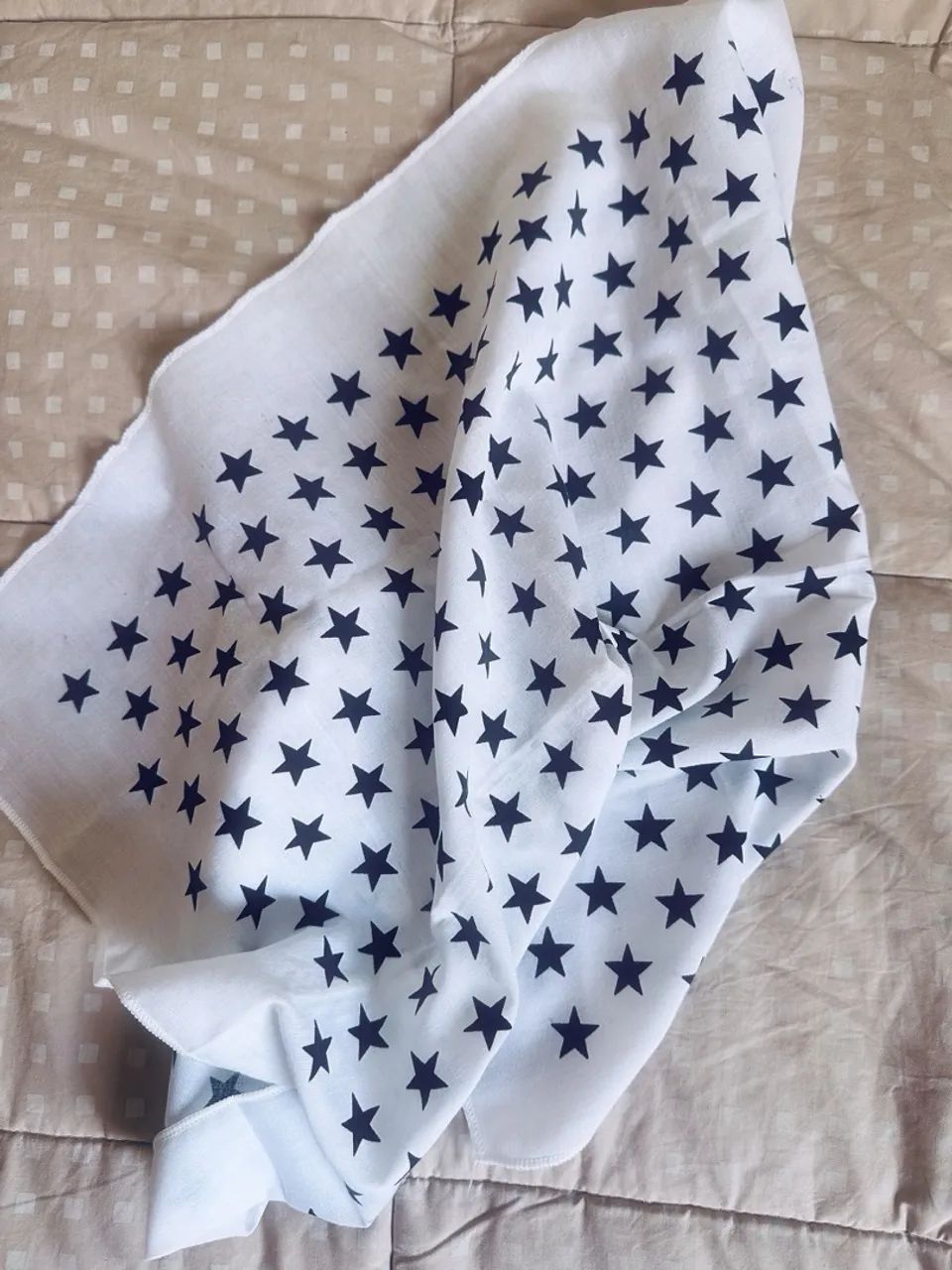 lenço branco com estrelas pretas tipo bandana - Foto 3