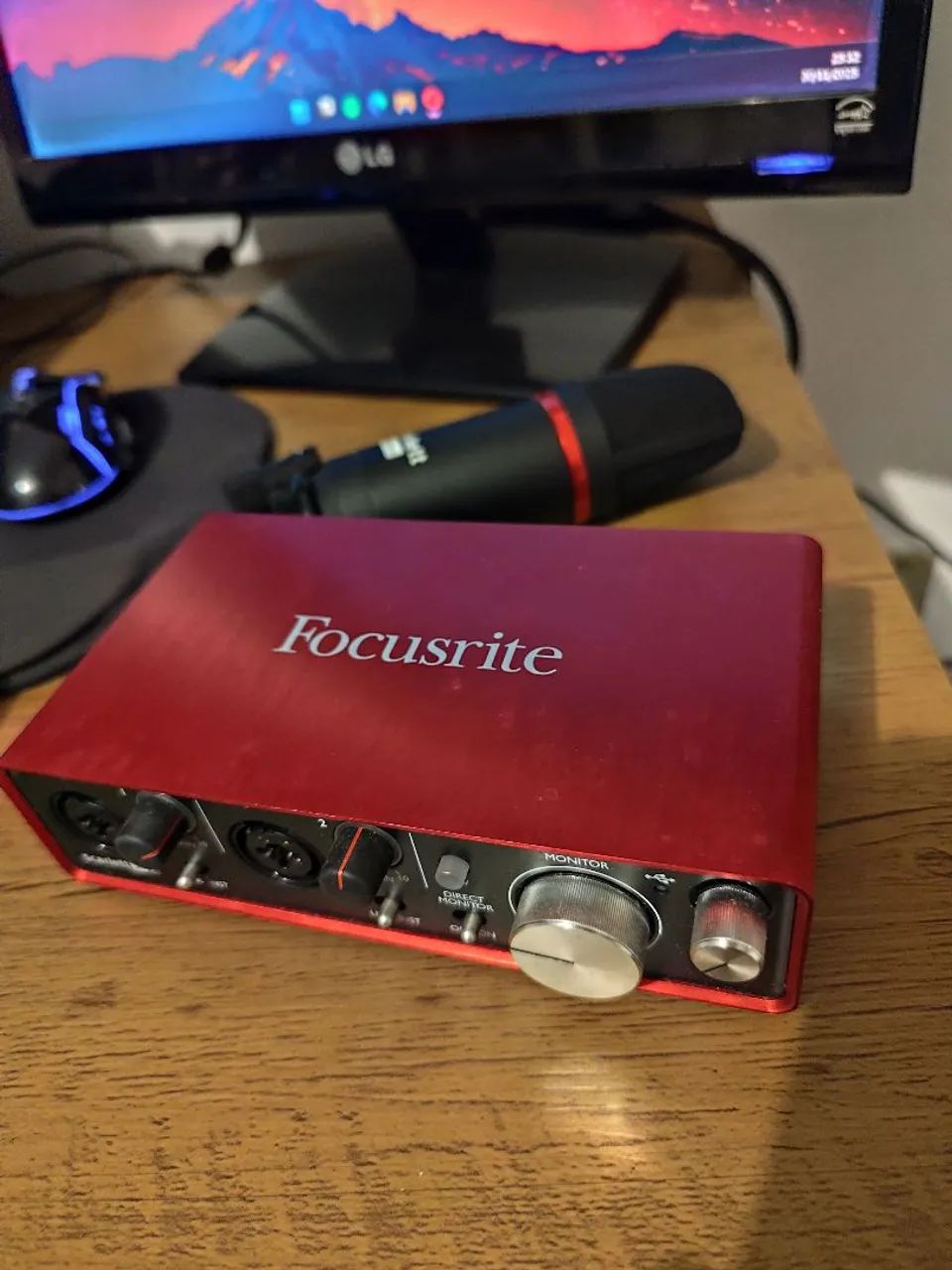Interface de áudio Focusrite + Microfone - Foto 3