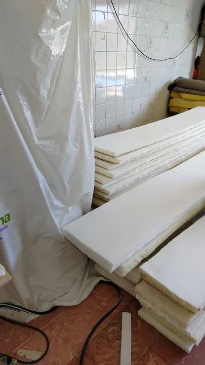 Banco de madeira com assento estofado. Deixamos sua igreja assim bem confortável.o - Foto 4