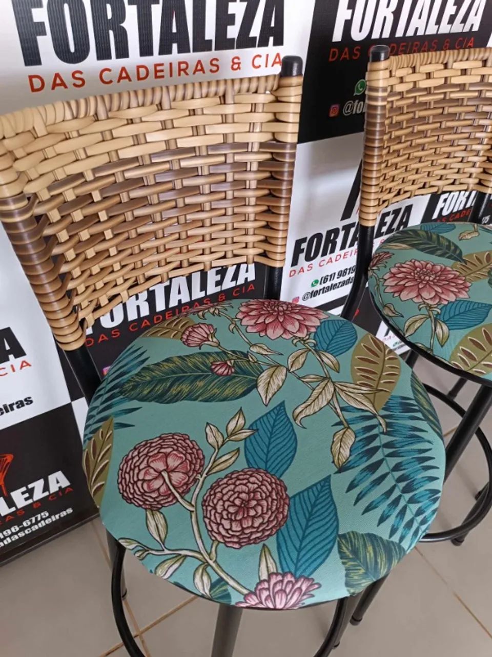 Banqueta com encosto de fibra