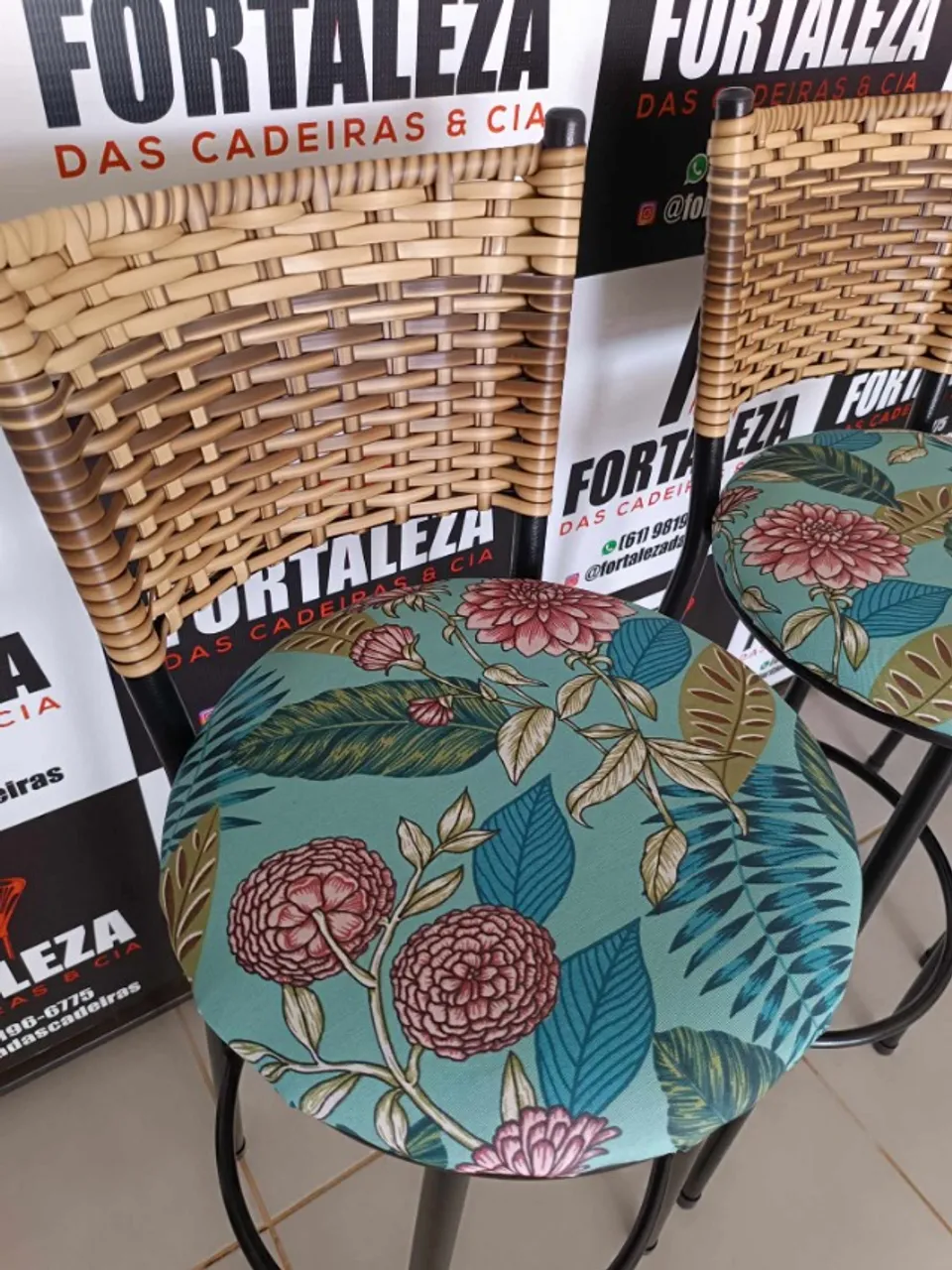 Banqueta com encosto de fibra