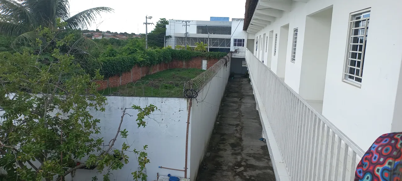Prédio com 16 Kitnets, 1 Apto de 2 quartos e 2 lojas no Vila Peri - Fortaleza - CE