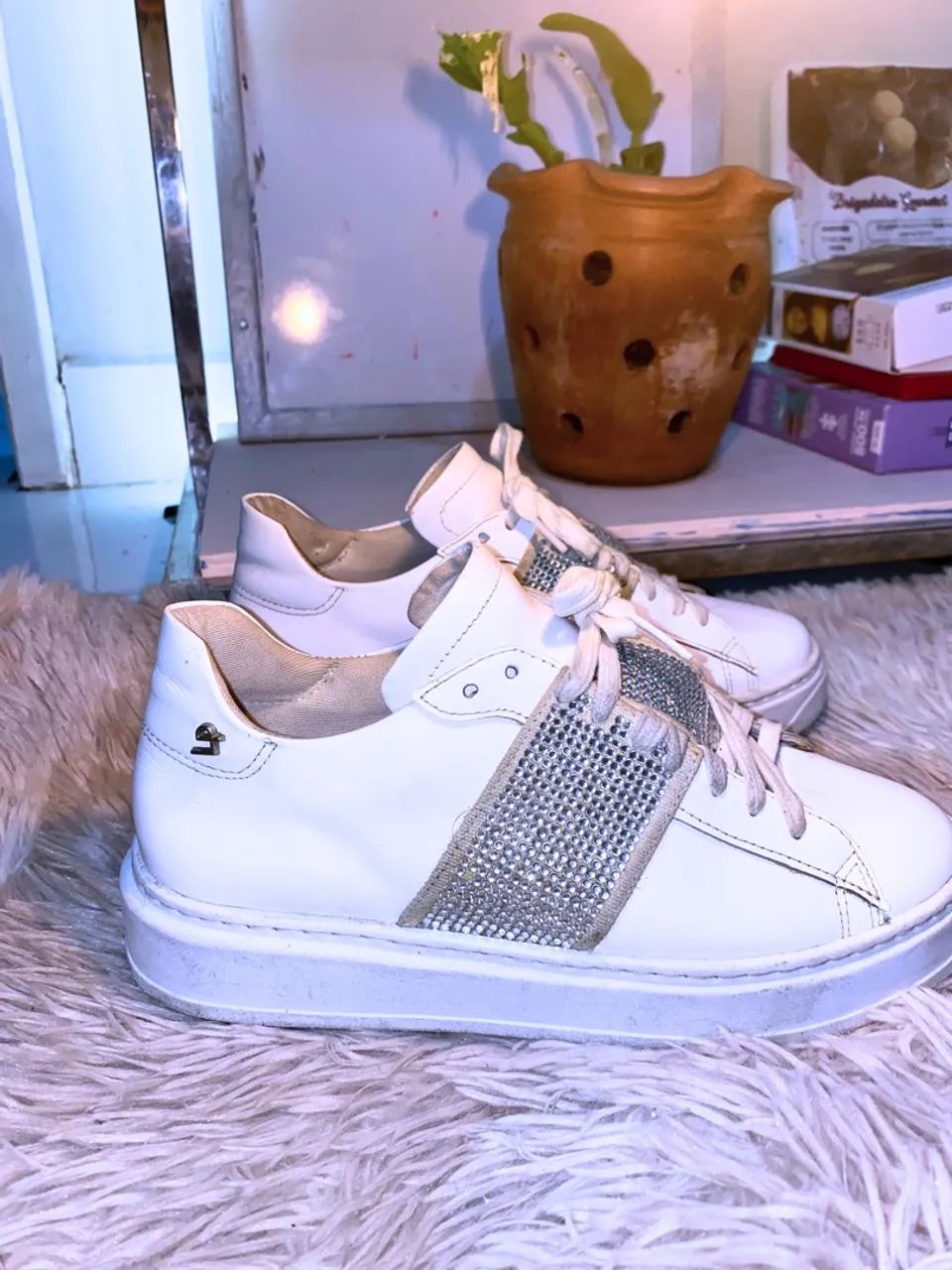 Tênis Schütz branco com detalhes em strass - Foto 2