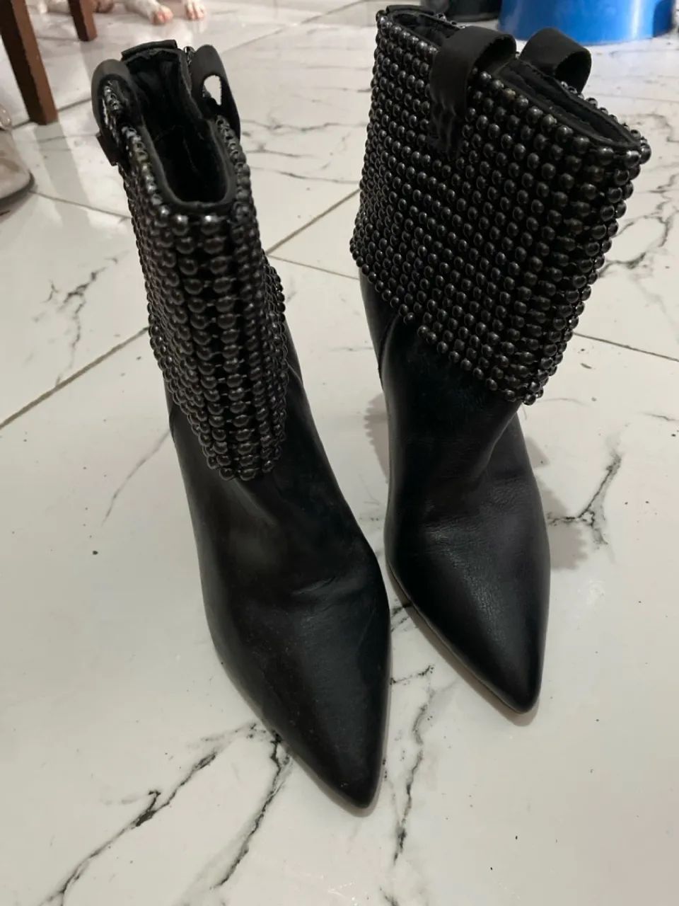 Bota preta com detalhes
