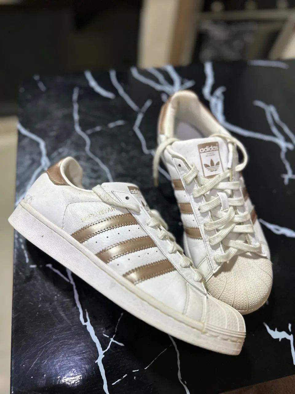 Tênis Adidas Superstar Branco e Dourado
