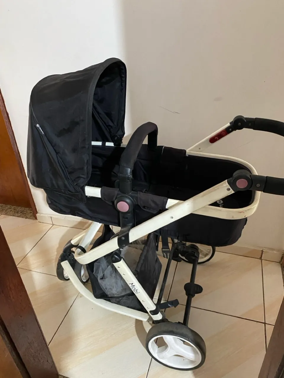 Carrinho de Bebê Mobi - Branco e Preto