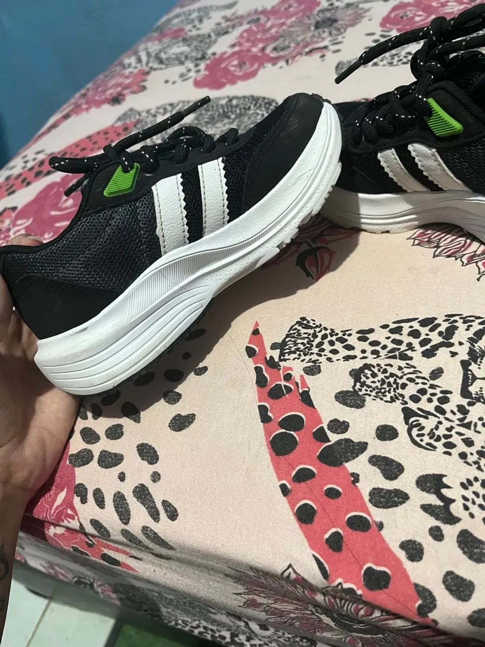 Tênis Infantil Preto com Detalhes Verde - Foto 2