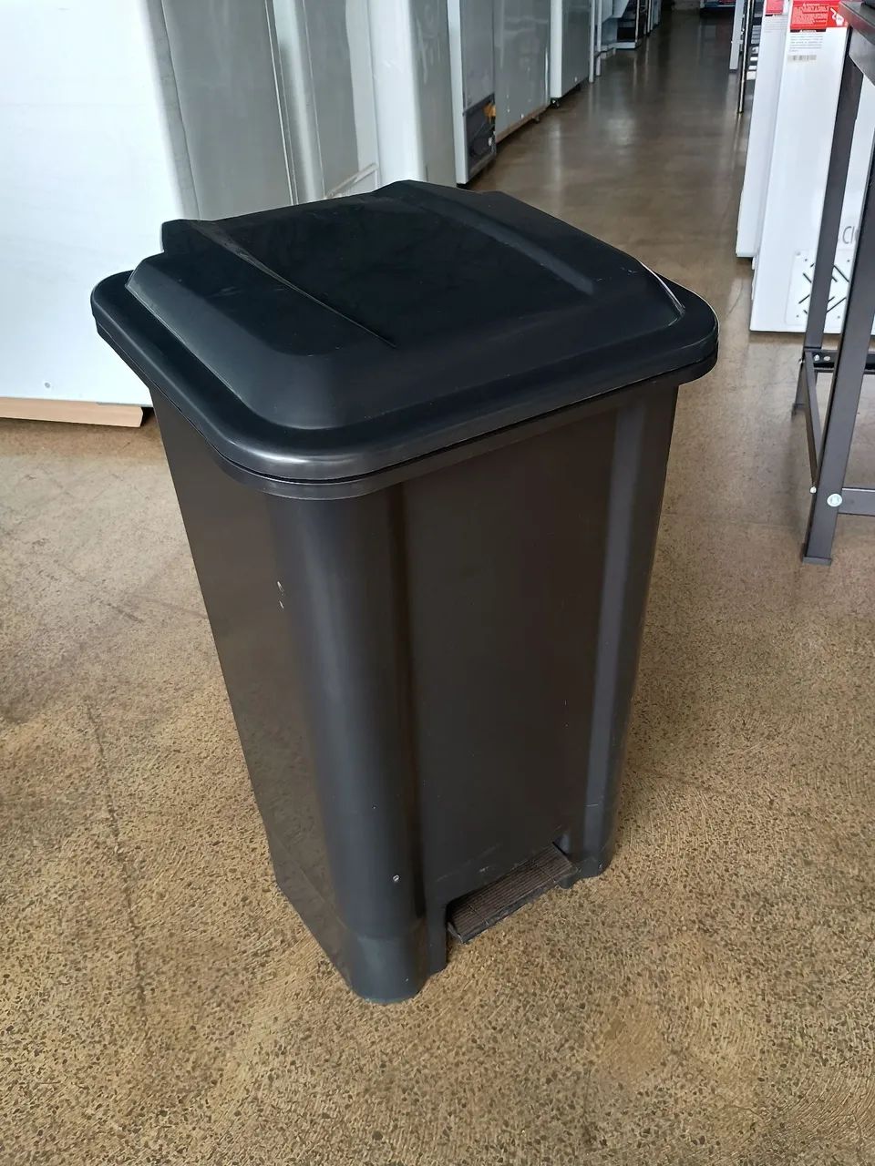 Lixeira Retangular c/ Pedal 50L Bolivar