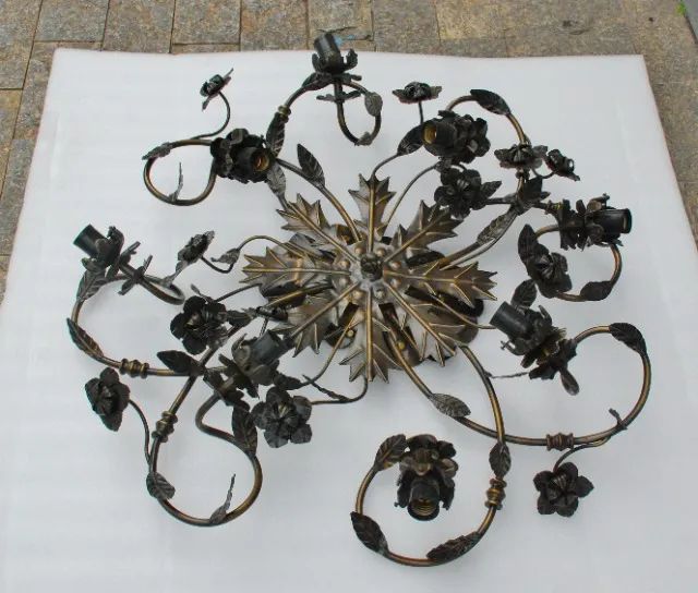 lustre de bronze e metal , 8 bocais , desenho folhas e petalas . - Foto 4