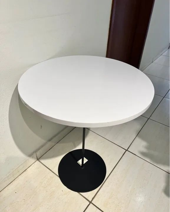 Mesa redonda branca com base preta