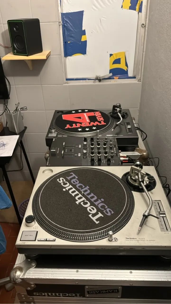 Equipamento DJ - Toca Discos e Mixer