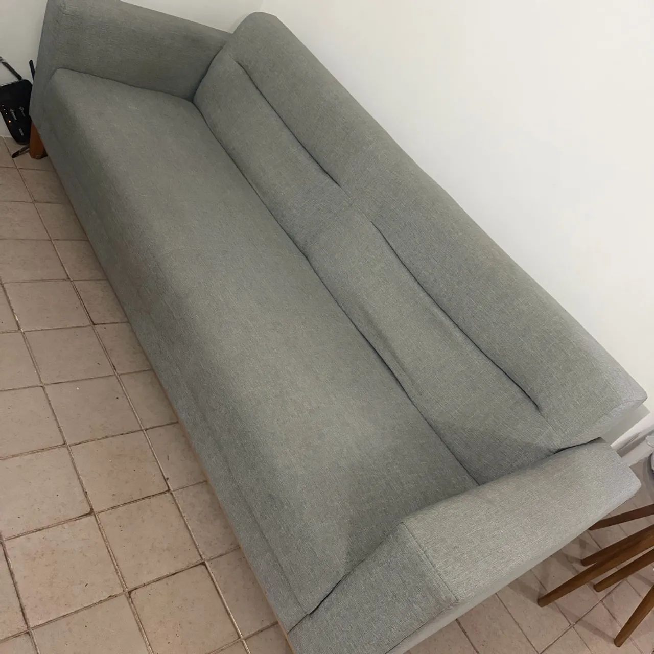 Sofá Unique suede cinza e pés de madeira - Foto 4