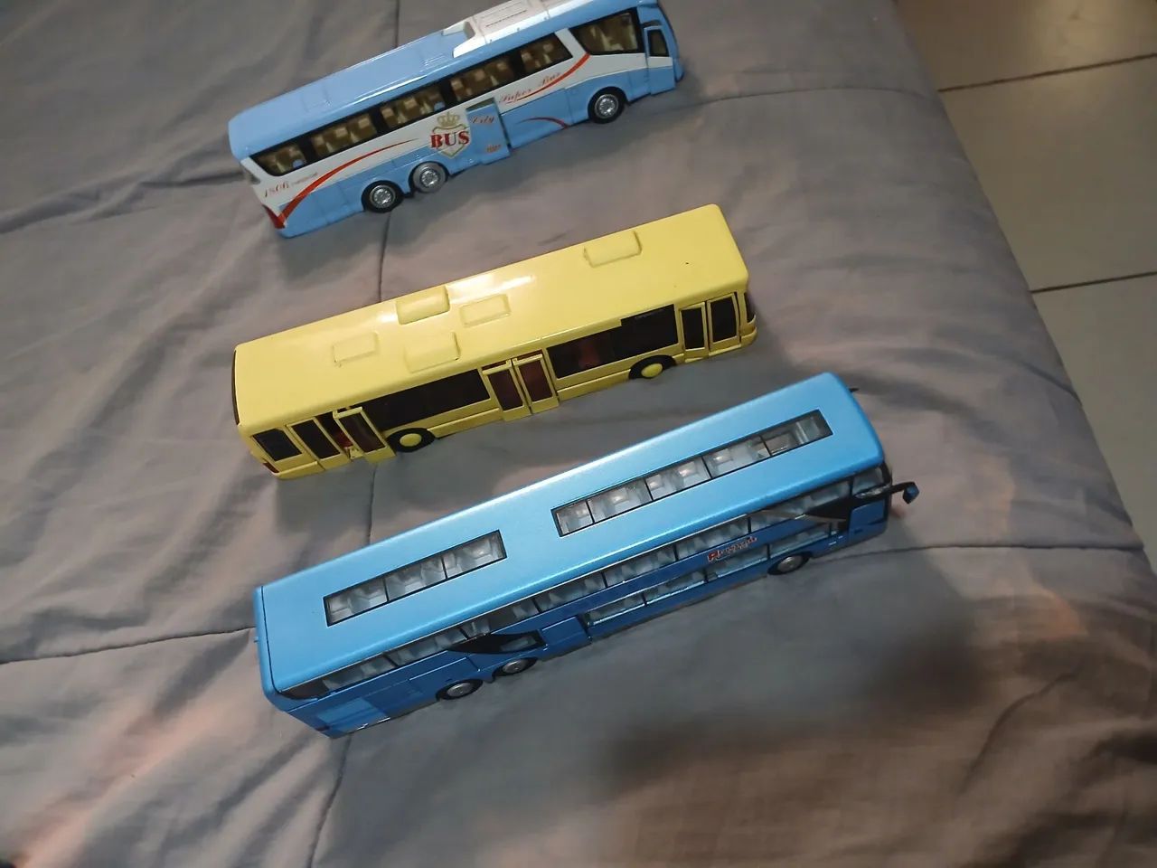 Ônibus miniatura 